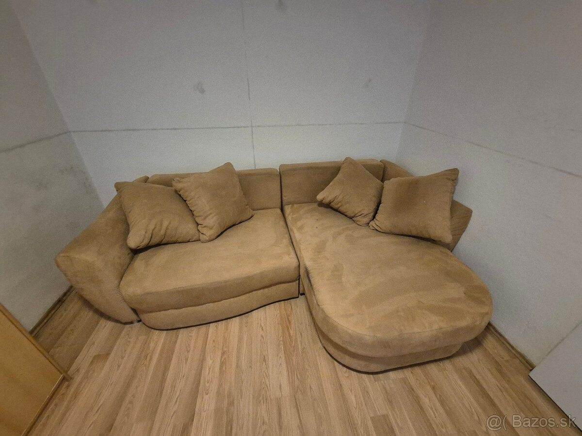 Predám roztiahnuteľný gauč s úložným priestorom.