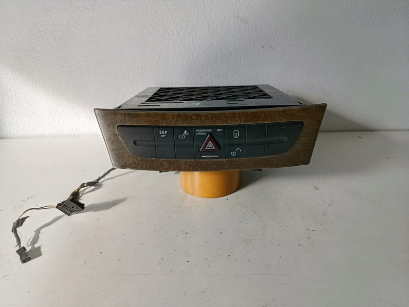 ovladaci panel Mercedes E a2116800552 30€