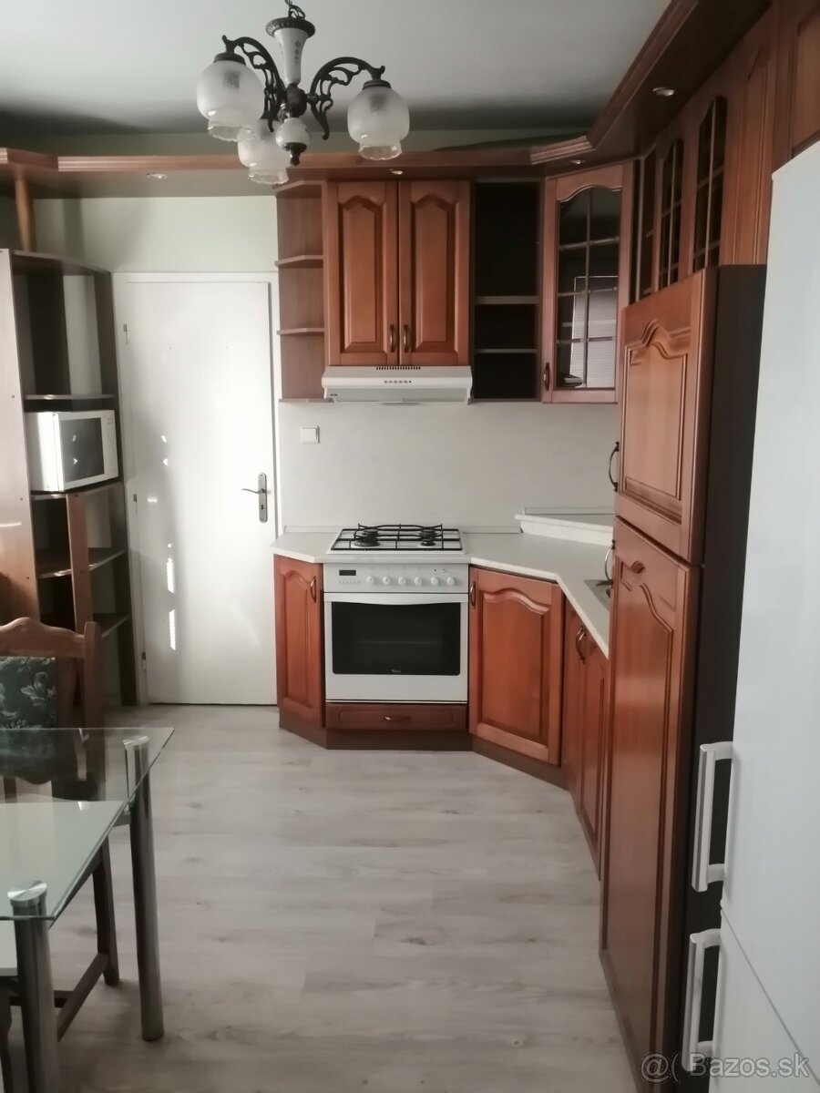 Prenájom 3 izbový byt , Levice , Kyjevská ul.