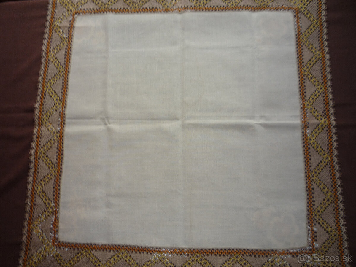 Obrus ozdobený paličkovanou čipkou + výšivka RICHELIEU
