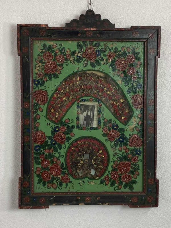 Maľovaný ľudový svadobný obraz zo svadobnými venčekmi