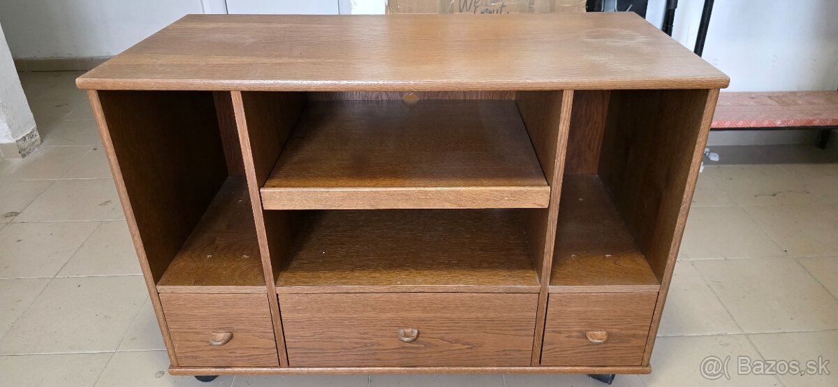 Skrinka pod televízor