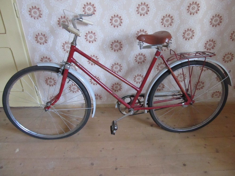 Predám starý zachovalý , cca 50 ročný, dámsky bicykel.