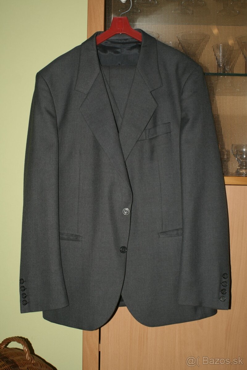 Predám šedý pánsky oblek použitý, na výšku 175 cm pás 88 cm.