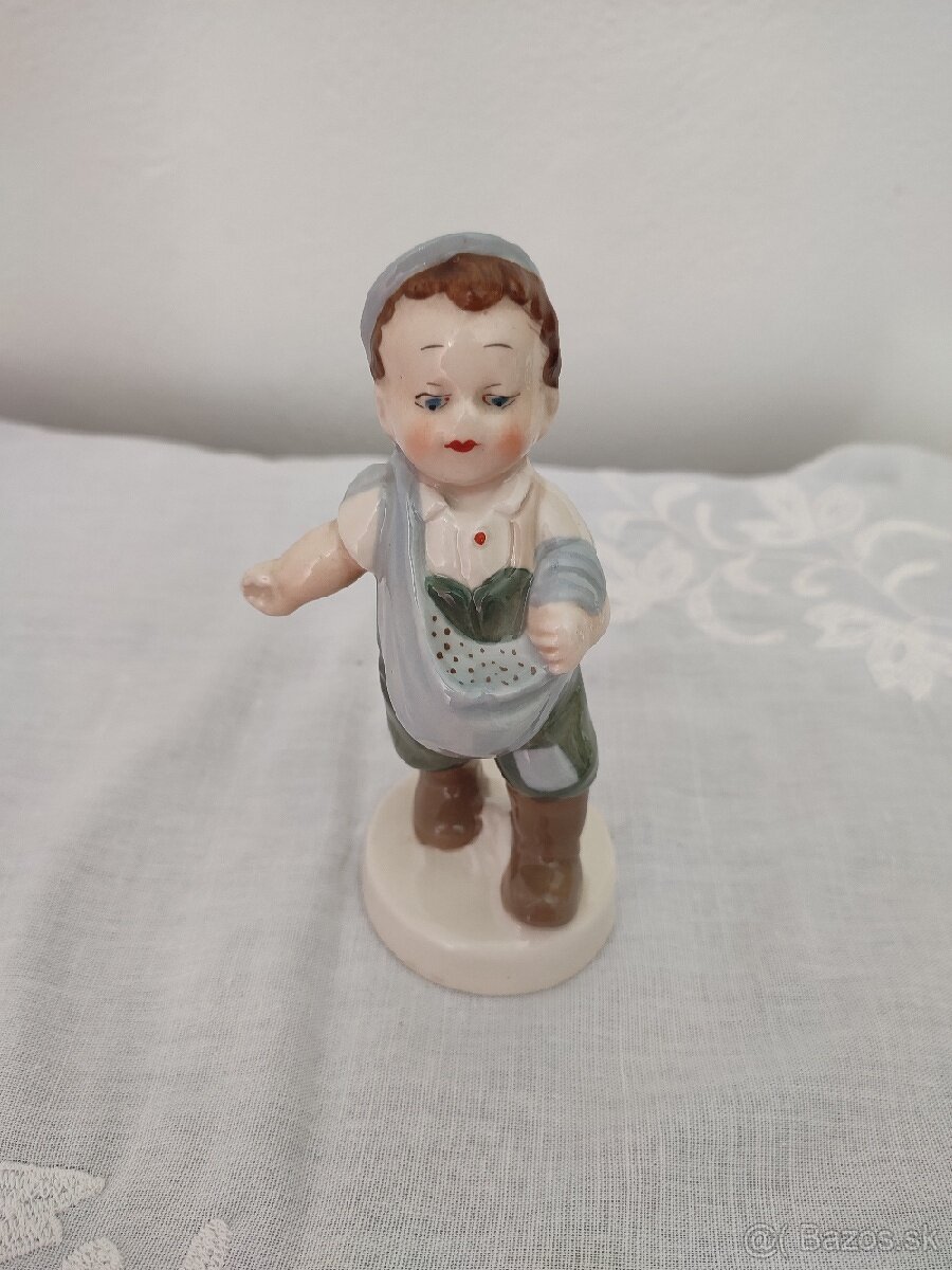 Royal dux chlapec rozsievač porcelánová soška raritka
