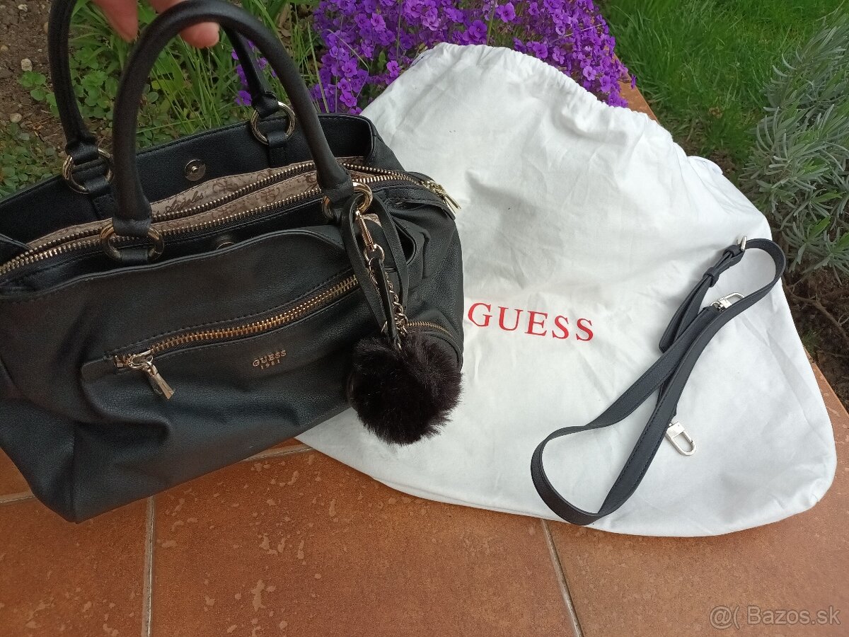 Elegantná čierna kabelka GUESS so zlatými prvkami