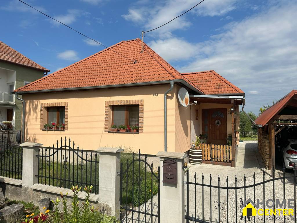 NA PREDAJ KOMPLETNE ZREKONŠTRUOVANÝ DOM S TERASOU A ALTÁNKOM