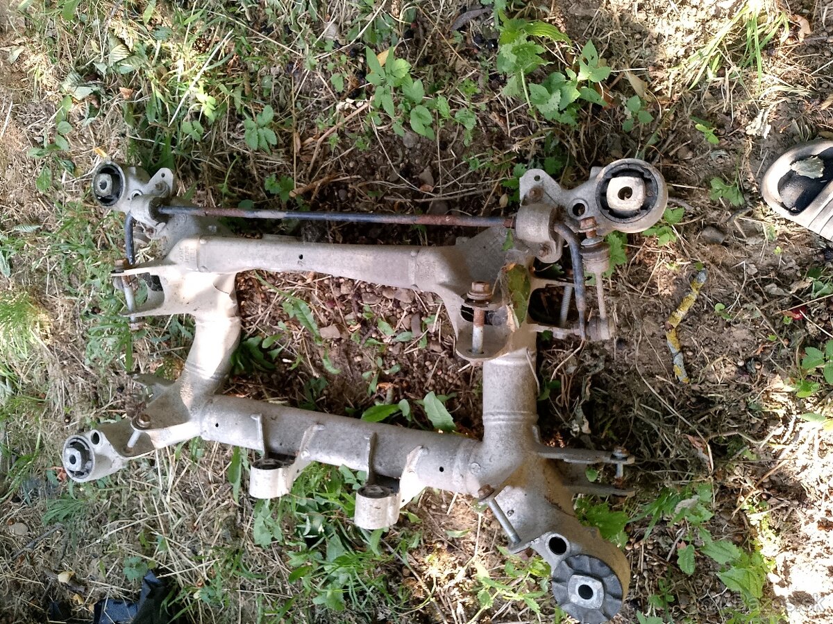Predám zadnú nápravnicu na BMW e60 e61