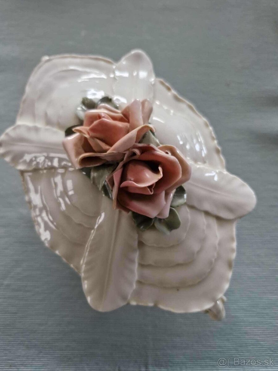 Karl Ens Dekoratívna porcelánová dóza s ružami na vrchu
