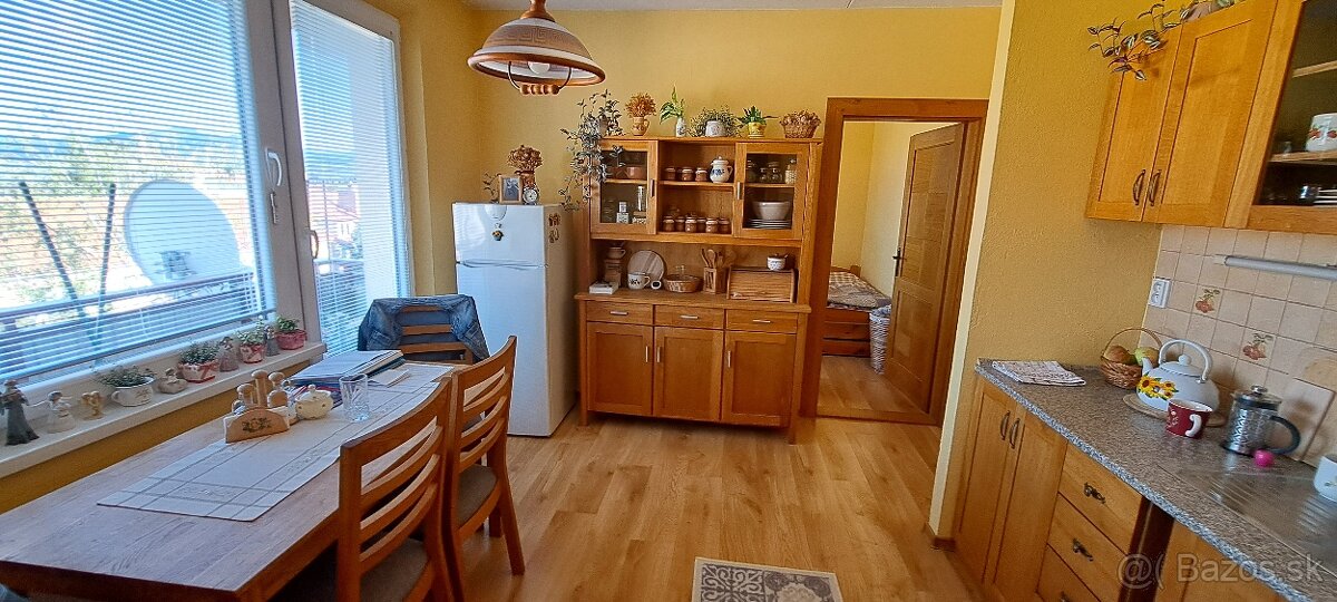 Dvojizbový byt v centre mesta s balkónom a lodžiou
