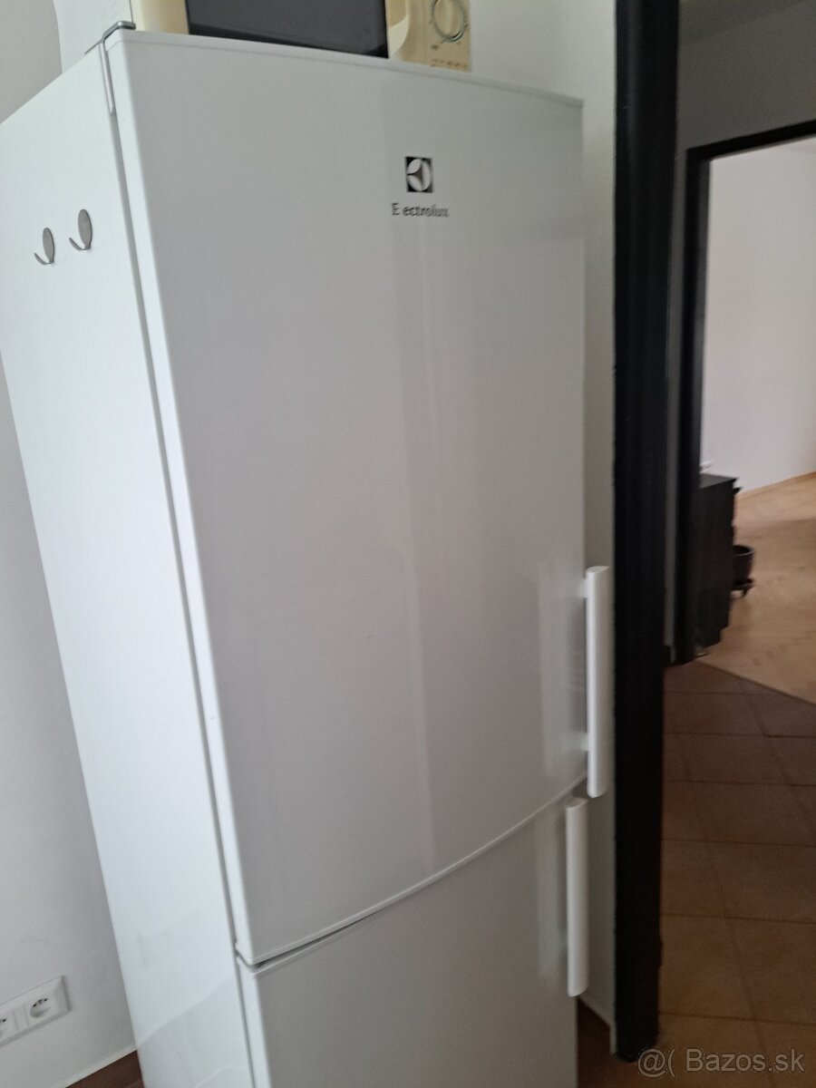 Predám chladnicku s mraznickou ELEKTROLUX