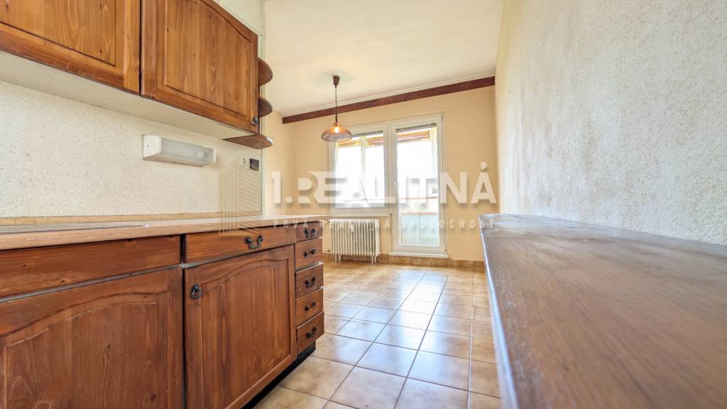 3-IZBOVÝ BYT S TROMI LOGGIAMI A BALKÓNOM, 81 M2, DETVA