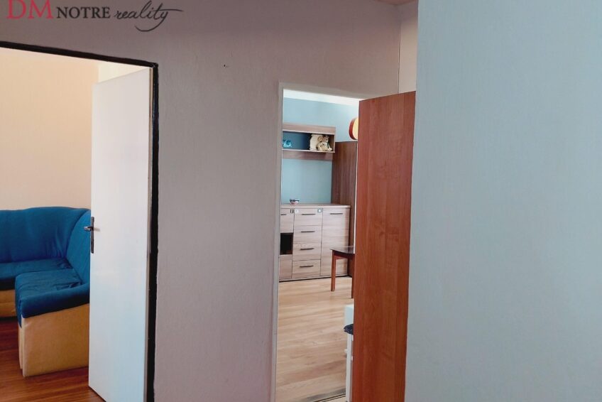 Dvojizbový byt s výmerou trojizbového s balkónom v Lučenci.