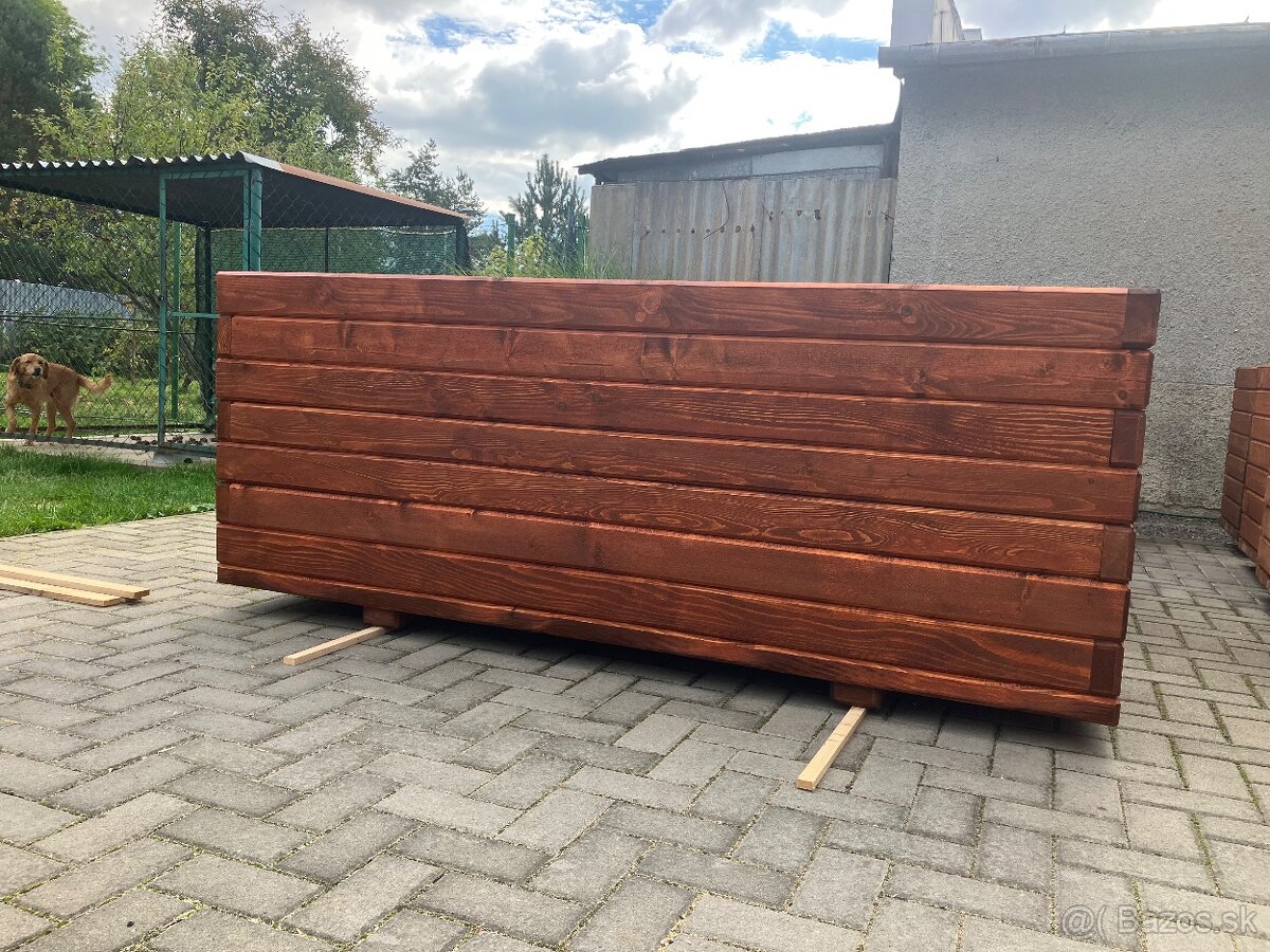 Kvetinace a vyvysene zahony