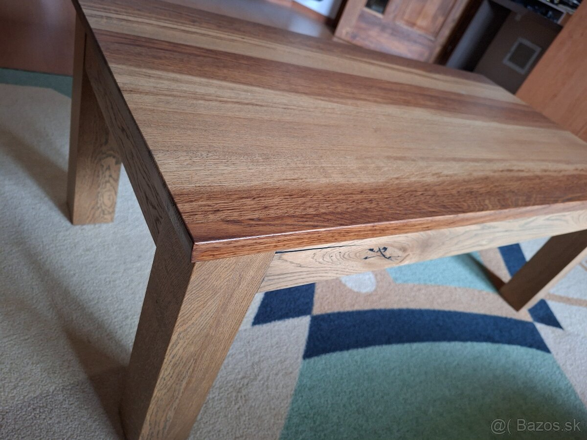Dubový stolík