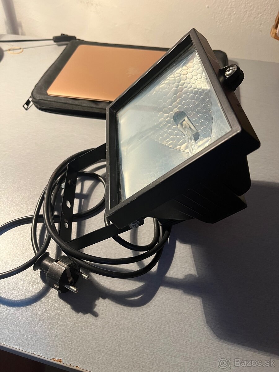 Výkonný LED reflektor s príkonom 500 W