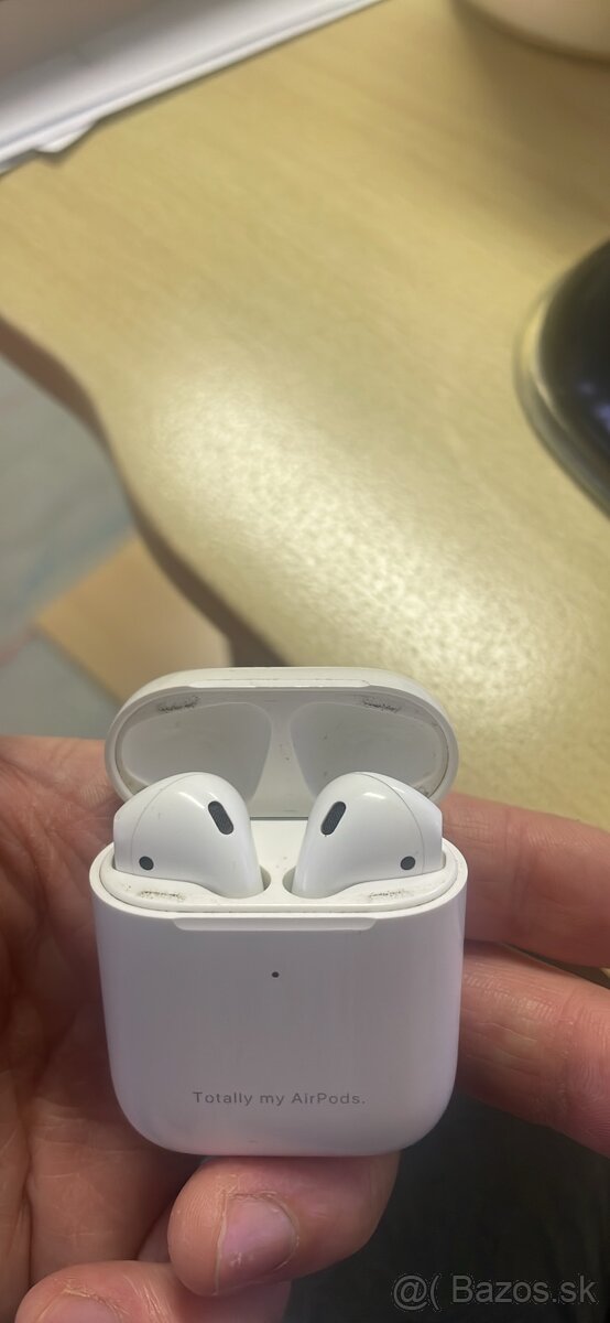 Apple airpods 2 s bezdrotovym nabíjacím puzdrom