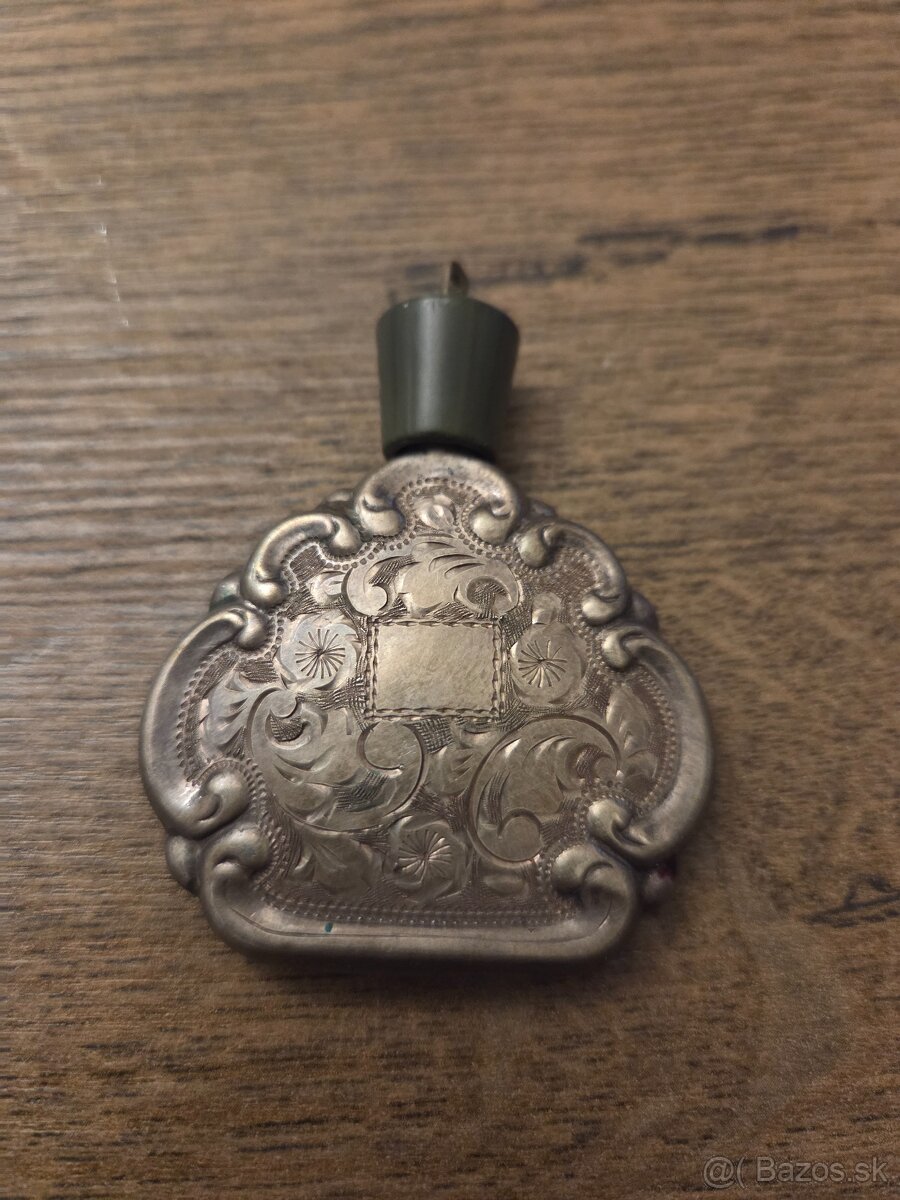 Strieborný flakón na parfém