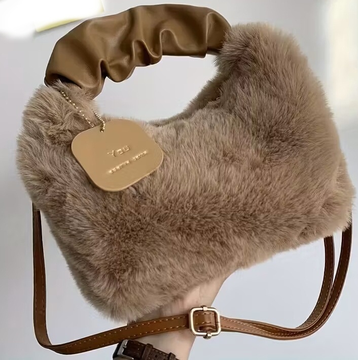 hnedá chlaptková kabelka