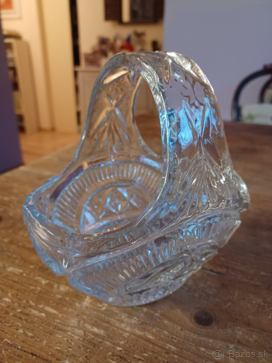 Košík z lisovaného skla