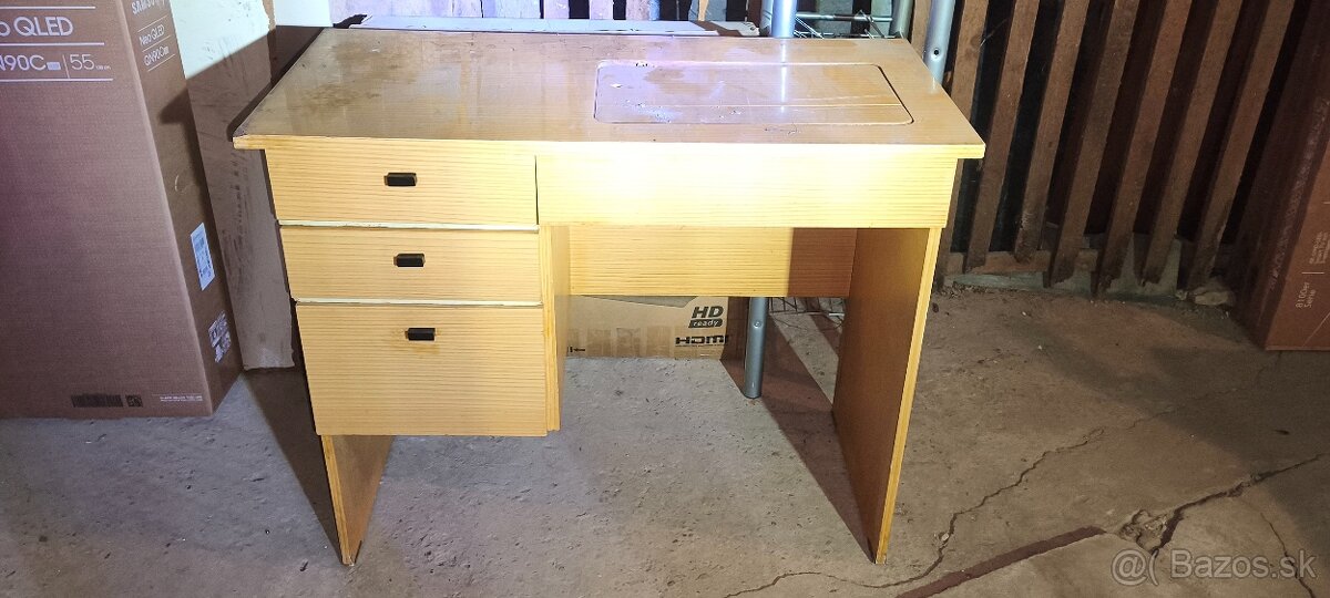 Predám stolík k šijacim strojom