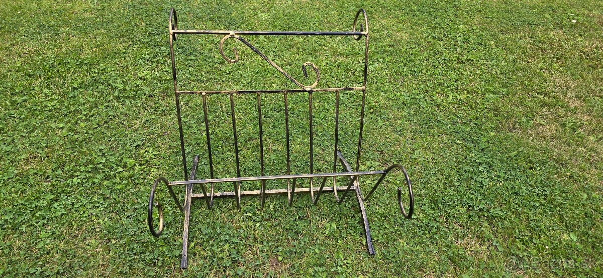 Kovový stojan na noviny