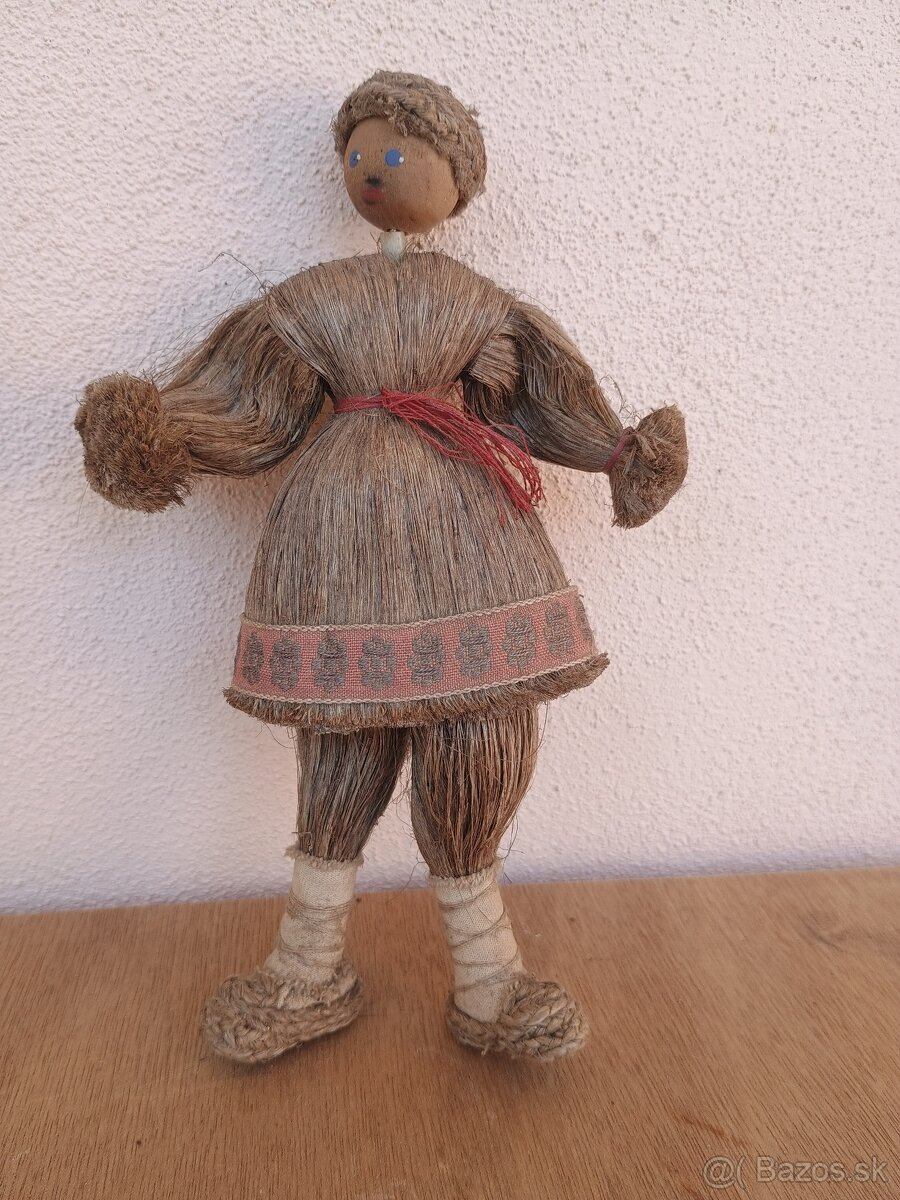 Ľudová bábika z prírodného materiálu