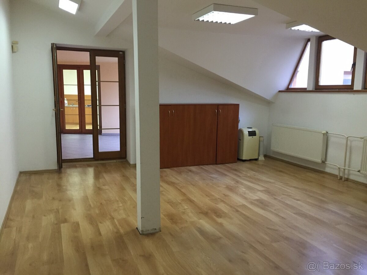 Kancelária s veľkou terasou na pešej zóne v Nitre, 35 m2