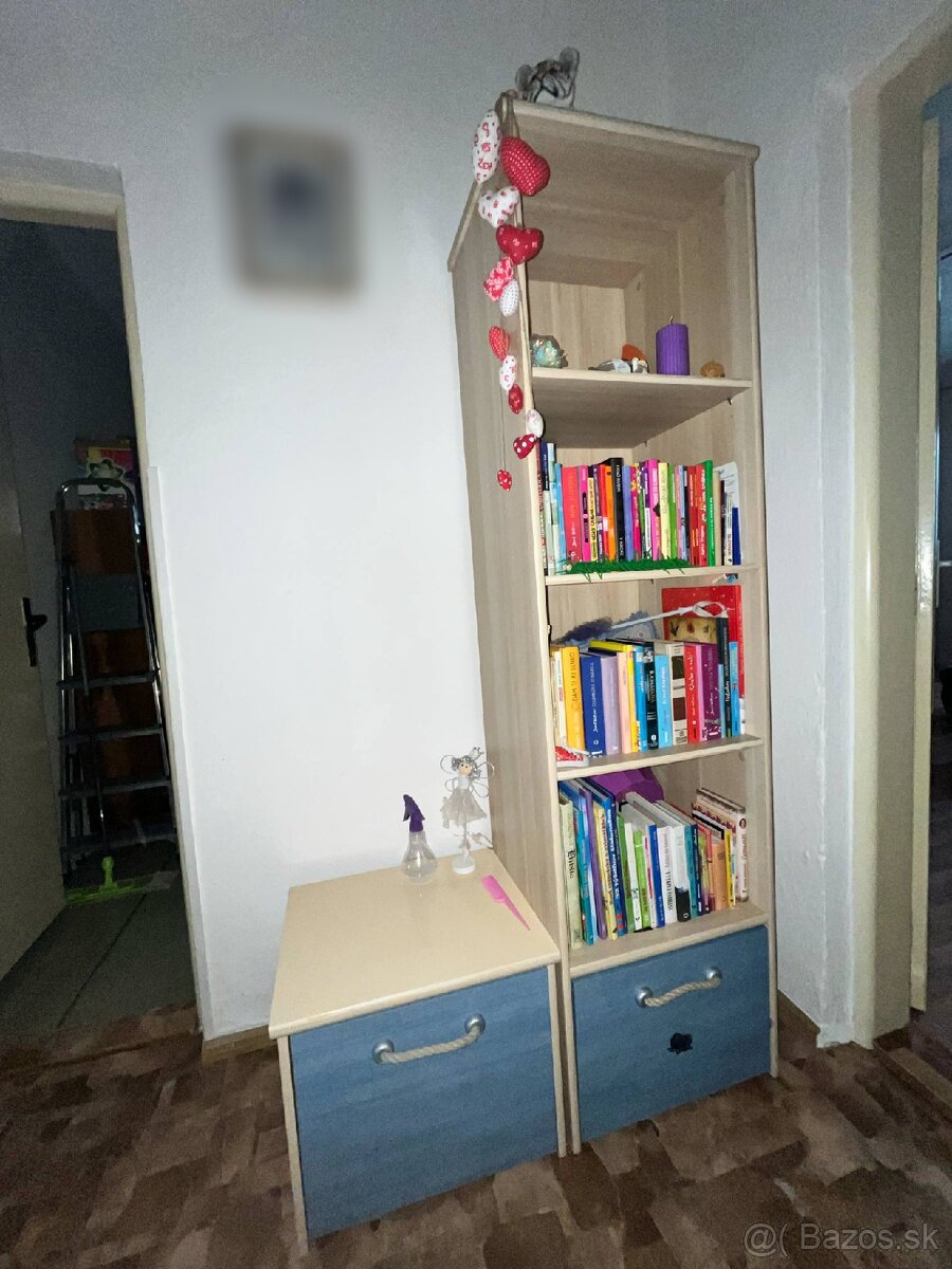 Regál s nočným stolíkom