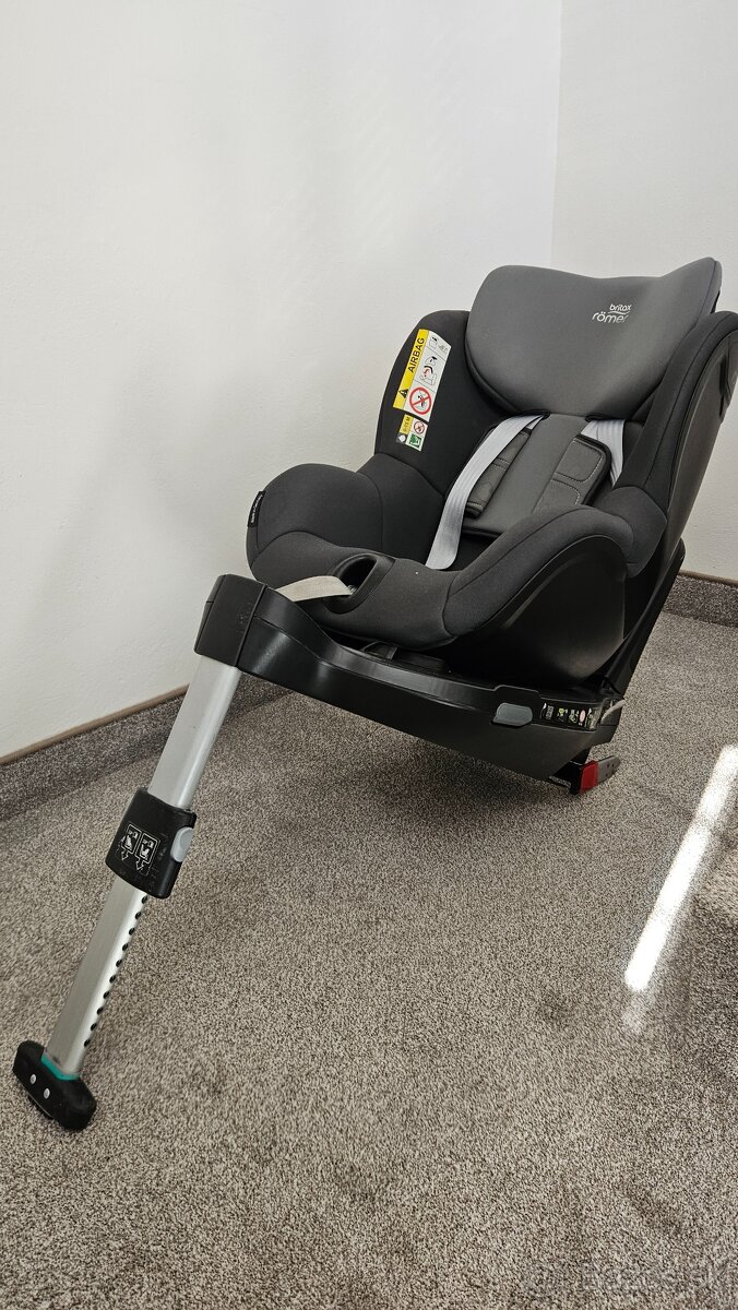 Predám 360° otočnú sedačku Britax Romer Dualfix M i size