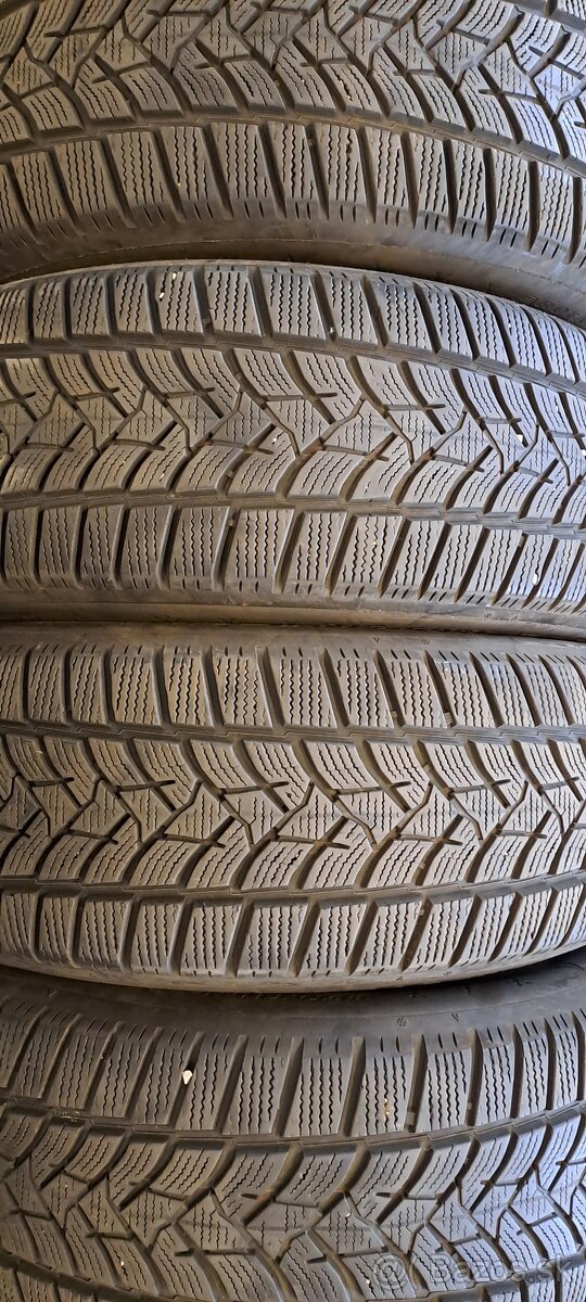 Predám 4ks jazdené zimné 215/60r17-96H Dunlop