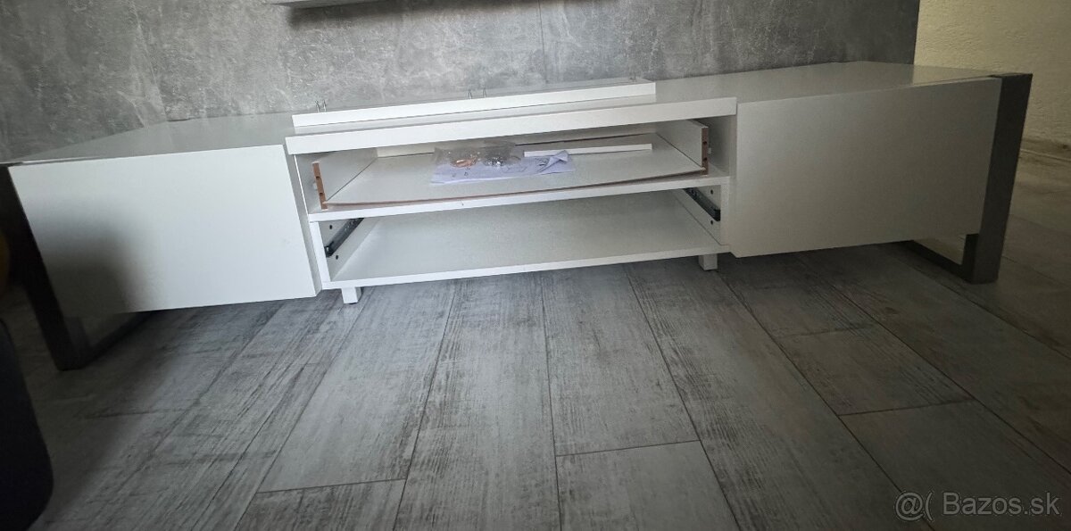 Stôl pod TV
