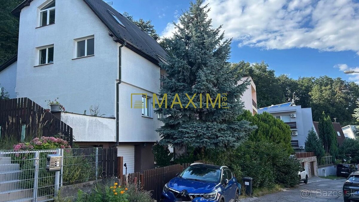 TOP- Exkluzívne: 12-izbový slnečný RD v Karlovej Vsi pod les