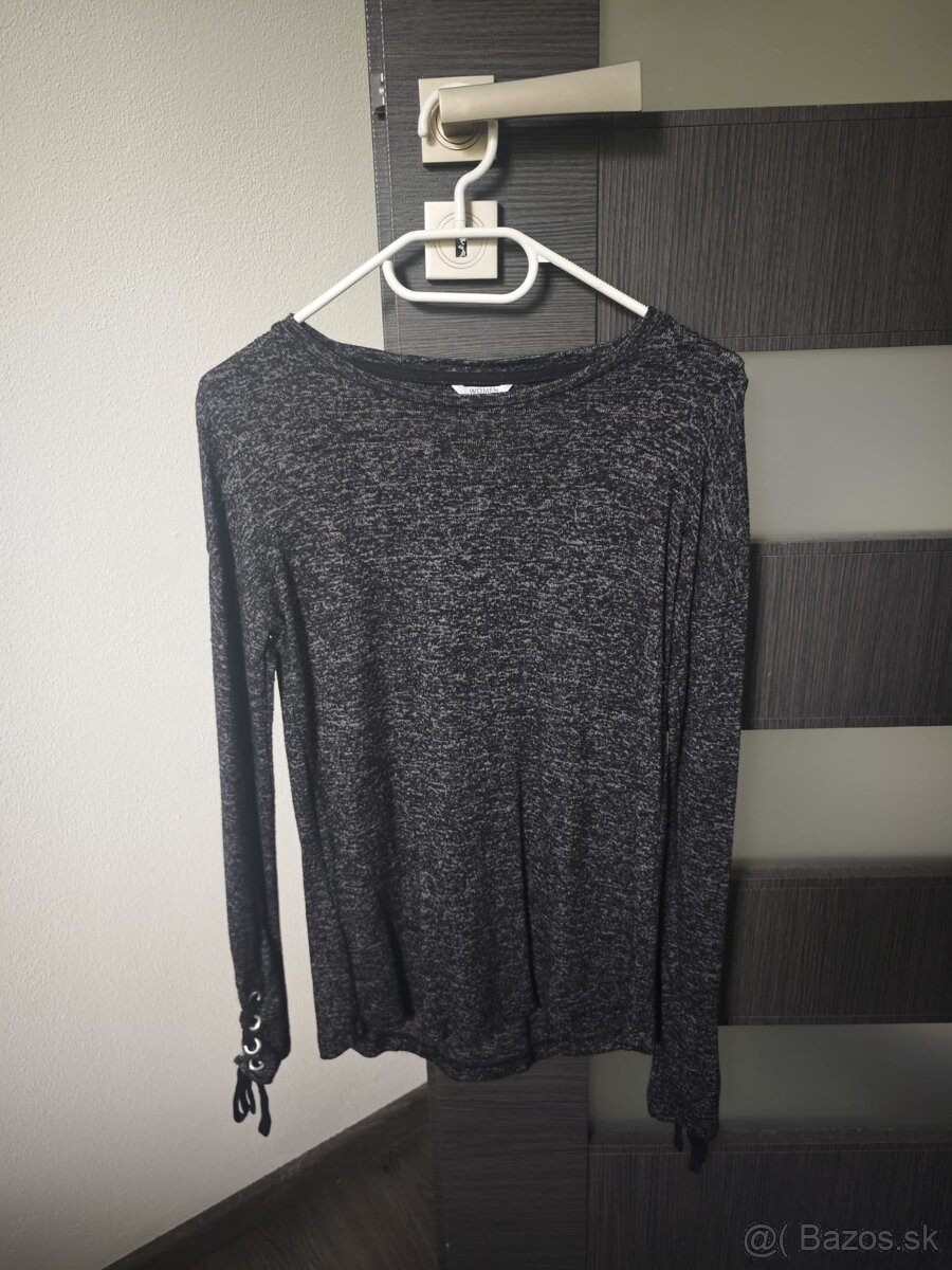 Tričko s aplikáciou na rukávoch