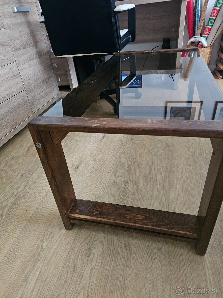 Skoro historický konferenčný stolík
