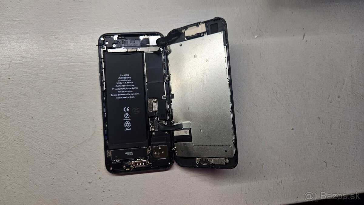 Apple iPhone 7 - reštartuje sa, na diely