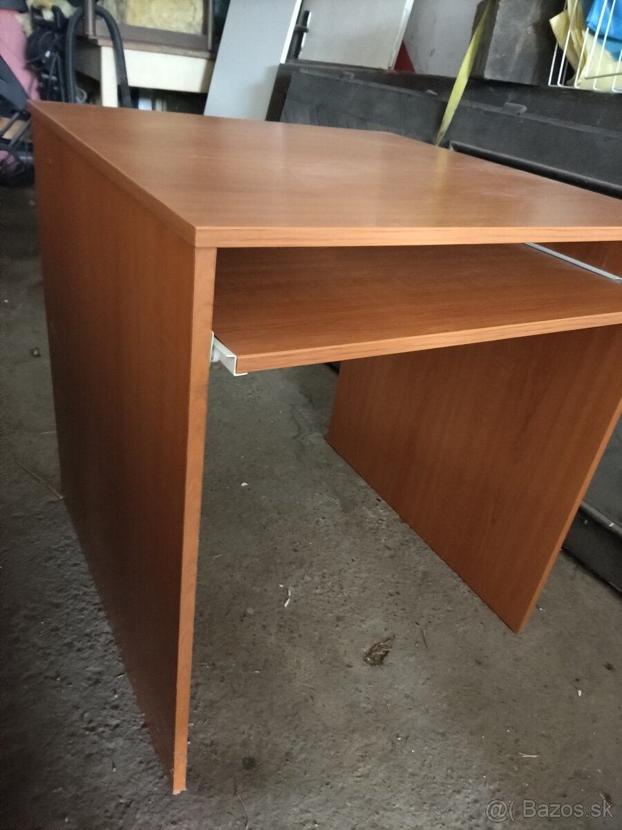 písací stôl