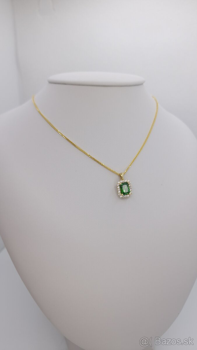 Zlatý náhrdelník so zeleným kameňom