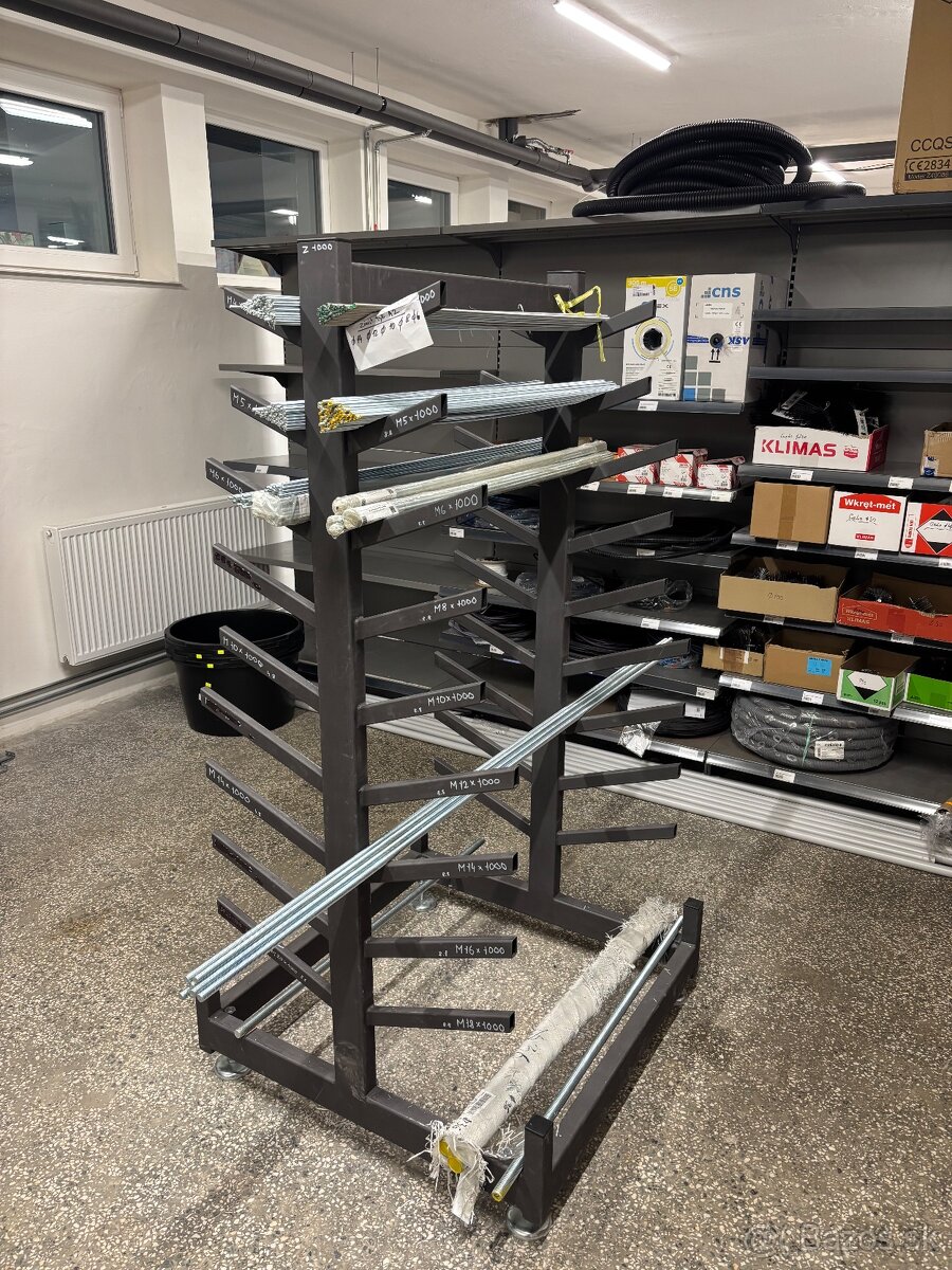 Stojan na závitové tyce