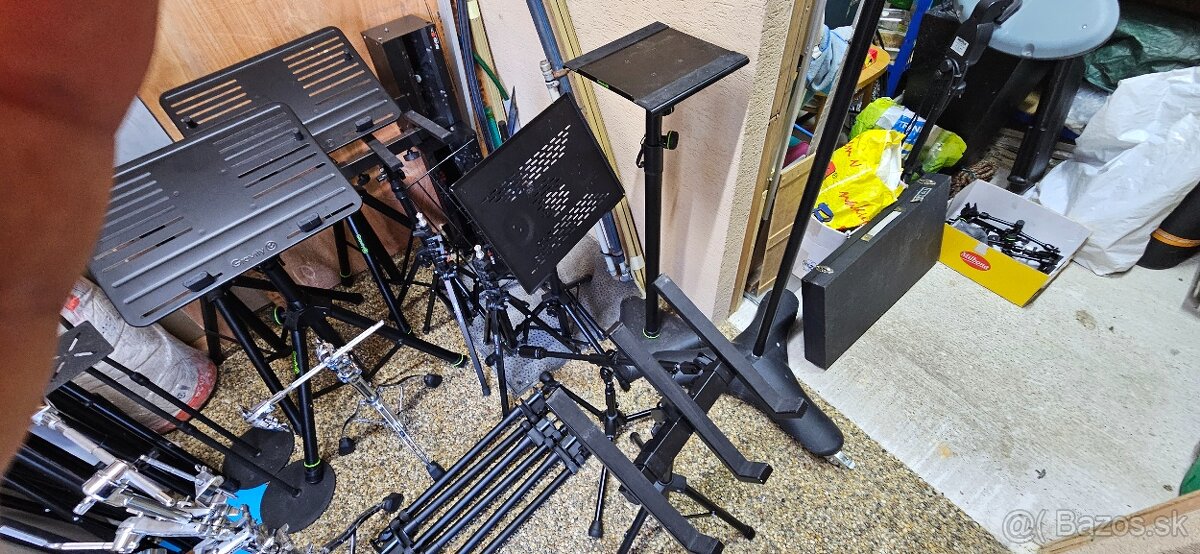 Stojany na mikrofóny, svetla, mix pulty, noty atď.