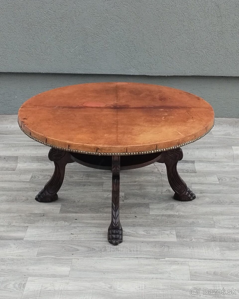 Stolík konferenčný z dreva a patinovanej koňakovej kože.