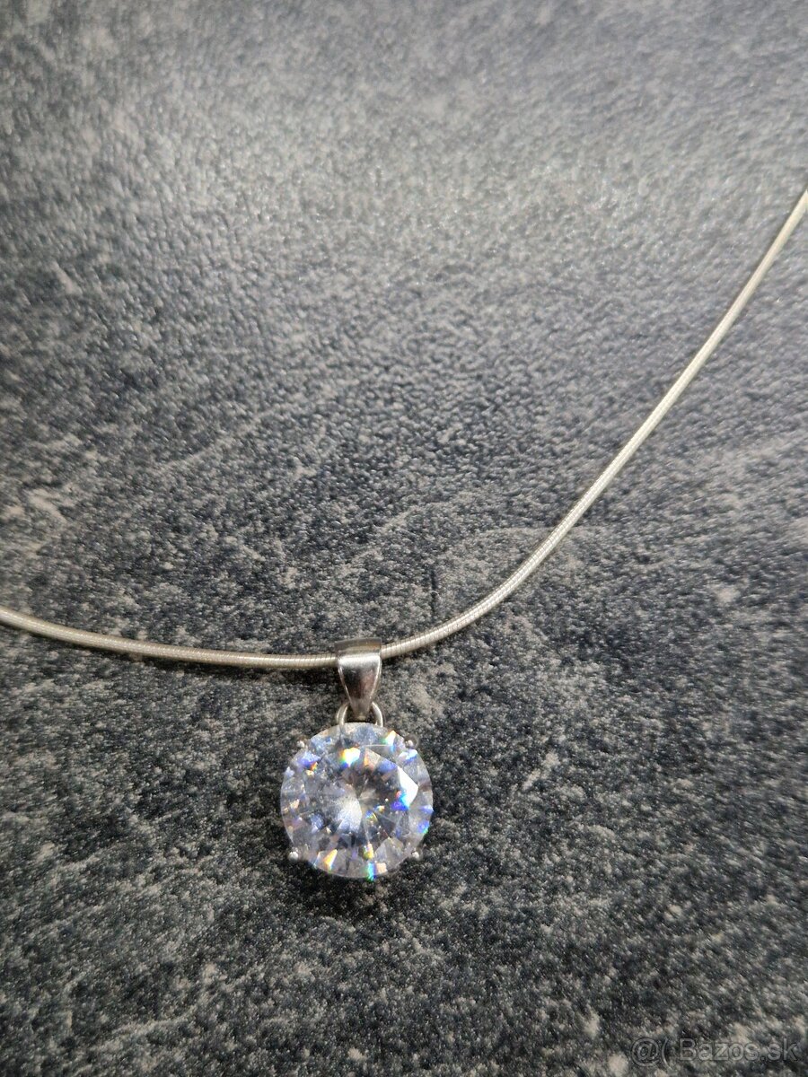 Strieborná retiazka s kamienkom