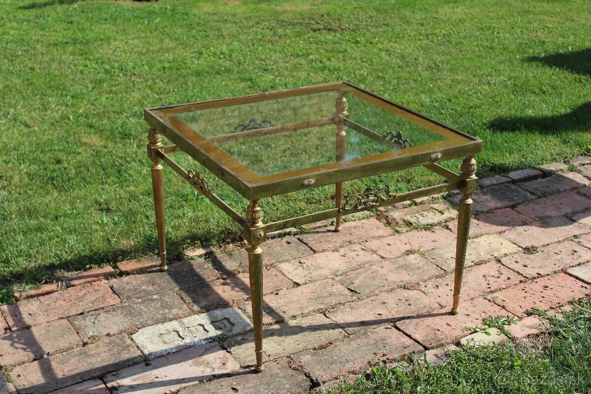 Mosadzný konferenčný stolík