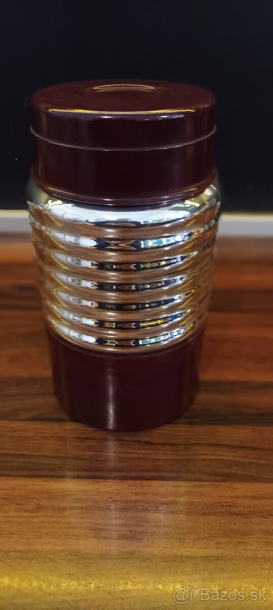 Stara termoska na zmrzlinu