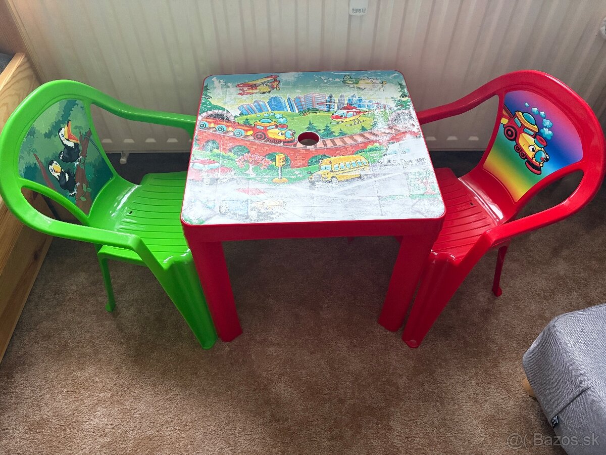 Detský stôl so stoličkami