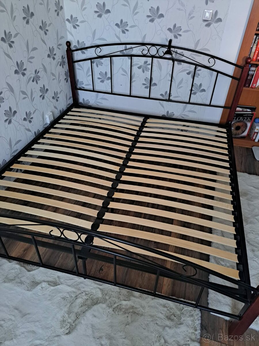 Kovová posteľ