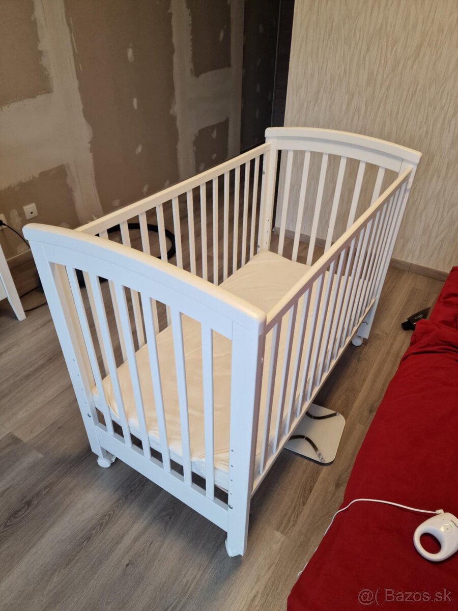 Detská postieľka + matrac + kolotoč