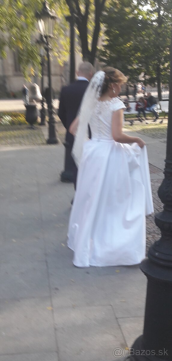 Svadobné šaty so závojom