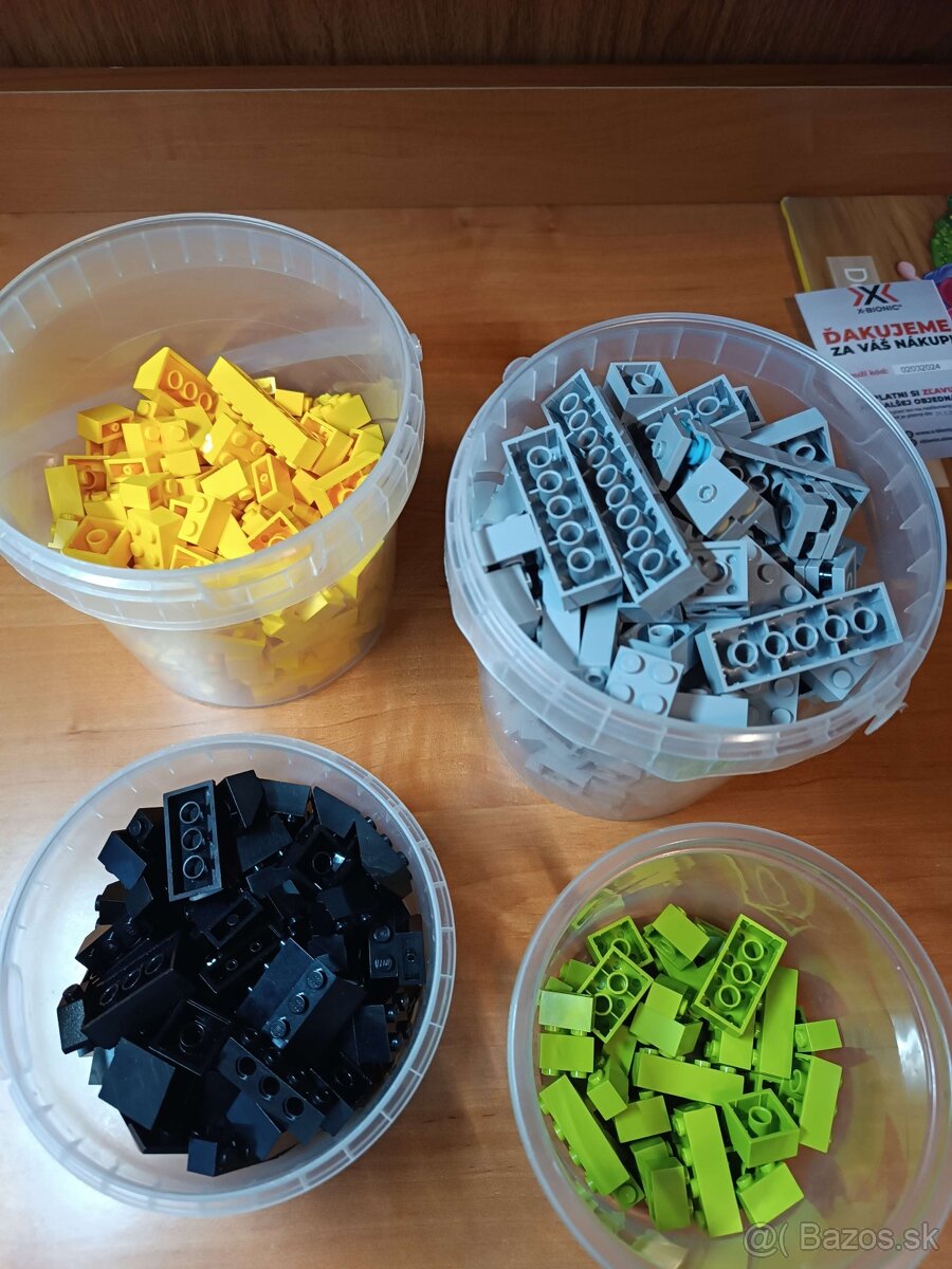 LEGO stavebné kocky (2 kg)