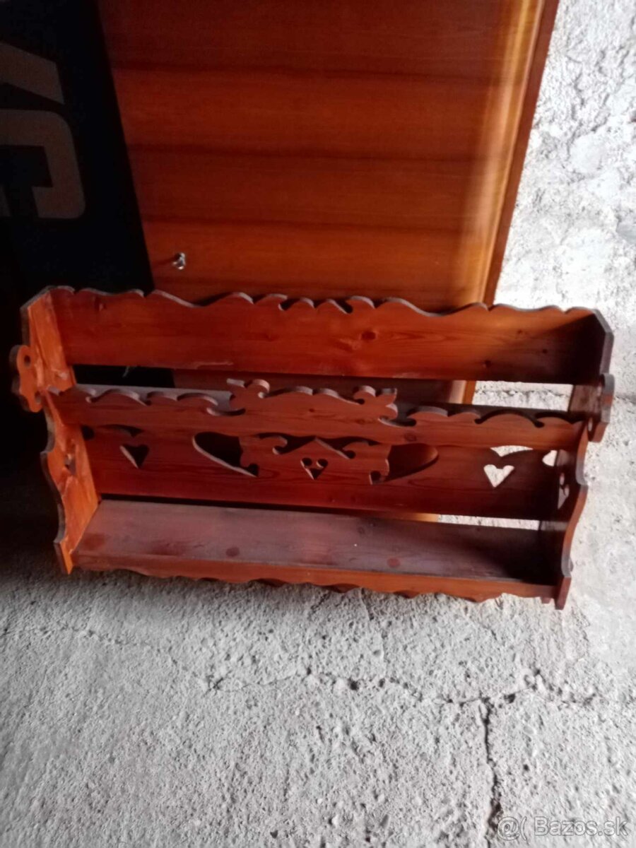 Vyrezavana drevená polička